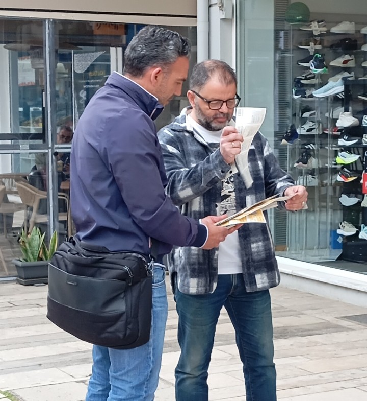 Ο τυχερός λαχειοπώλης Σοφοκλής Μαμωνάς, εν ώρα εργασίας