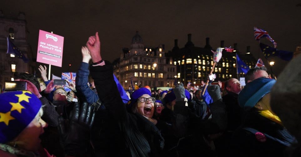 Λονδίνο: Πανηγυρισμοί διαδηλωτών κατά του Brexit . «Κόκκινο» είχε χτυπήσει το θερμόμετρο έξω από τη Βουλή των ....