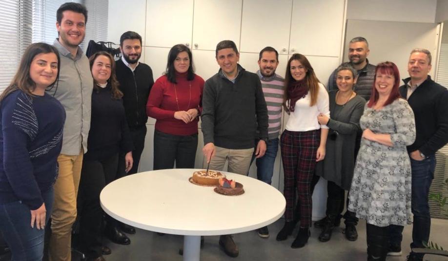 Με στενούς συνεργάτες έκοψε την πρωτοχρονιάτικη πίτα στο γραφείο του στην Αθήνα ο Λ. Αυγενάκης . Για ακόμα μια χρονιά μαζί με τους στενούς συνεργάτες ....