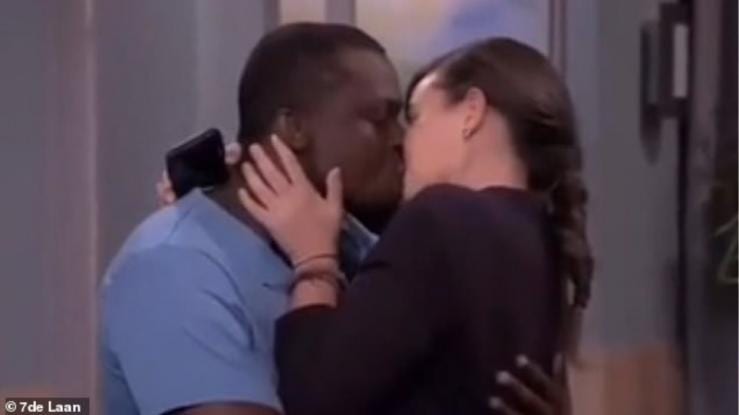 Νότιος Αφρική: Ρατσιστική έκρηξη από το τηλεοπτικό διαφυλετικό φιλί (Video). Στη Νότιο Αφρική υπάρχει μια τηλεοπτική σειρά που...