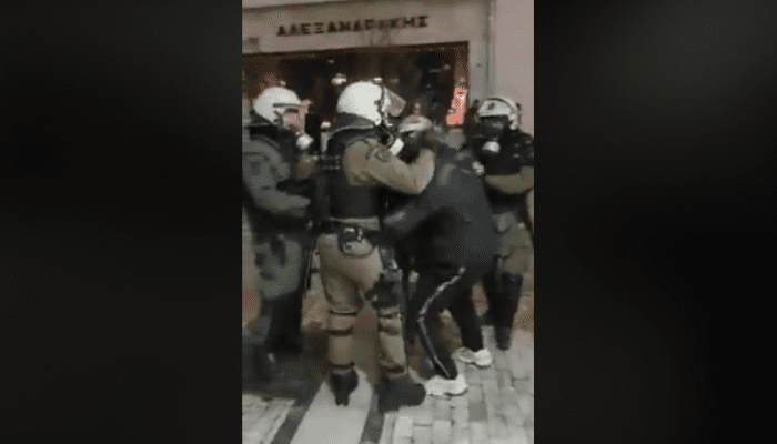 Η στιγμή της σύλληψης του Κρητικού λυράρη Κ. Γοντικάκη από τα ΜΑΤ (βίντεο). Ο γνωστός λυράρης Κώστας Γοντικάκης συνελήφθη...