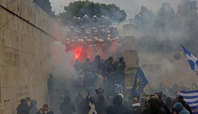 Έριξαν χημικά για να διαλύσουν το συλλαλητήριο για τη Μακεδονία . Τα επεισόδια σημειώθηκαν στα σκαλάκια της Βουλης, κατά τη διάρκεια του συλλαλητηρίου ...