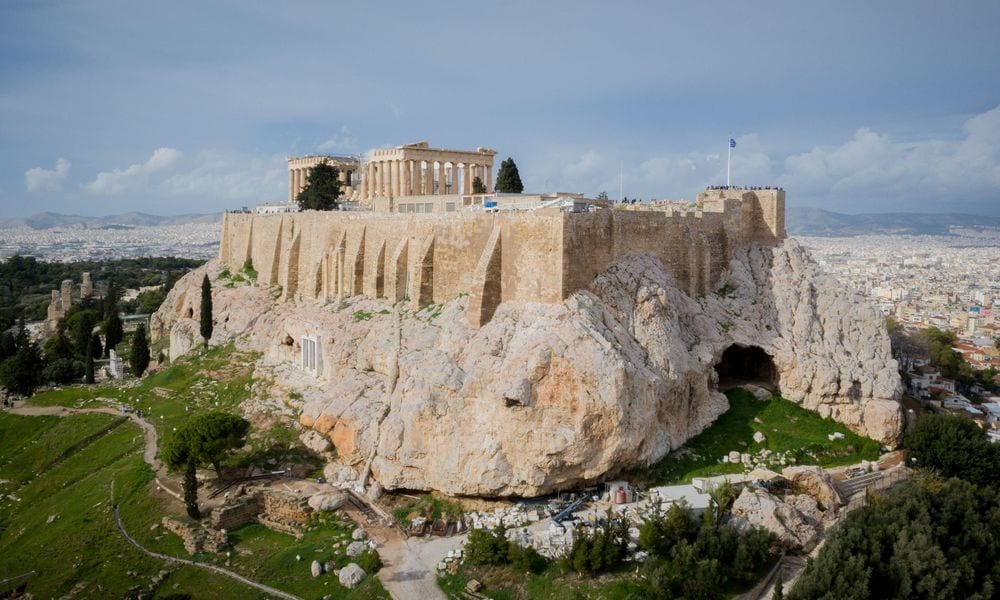 Άνδρας έπεσε από τα τείχη της Ακρόπολης και σκοτώθηκε . Συναγερμός σήμανε στην ΕΛ.ΑΣ., καθώς ένας άνδρας περίπου 45 ετών έπεσε στο κενό από τα τείχη ....