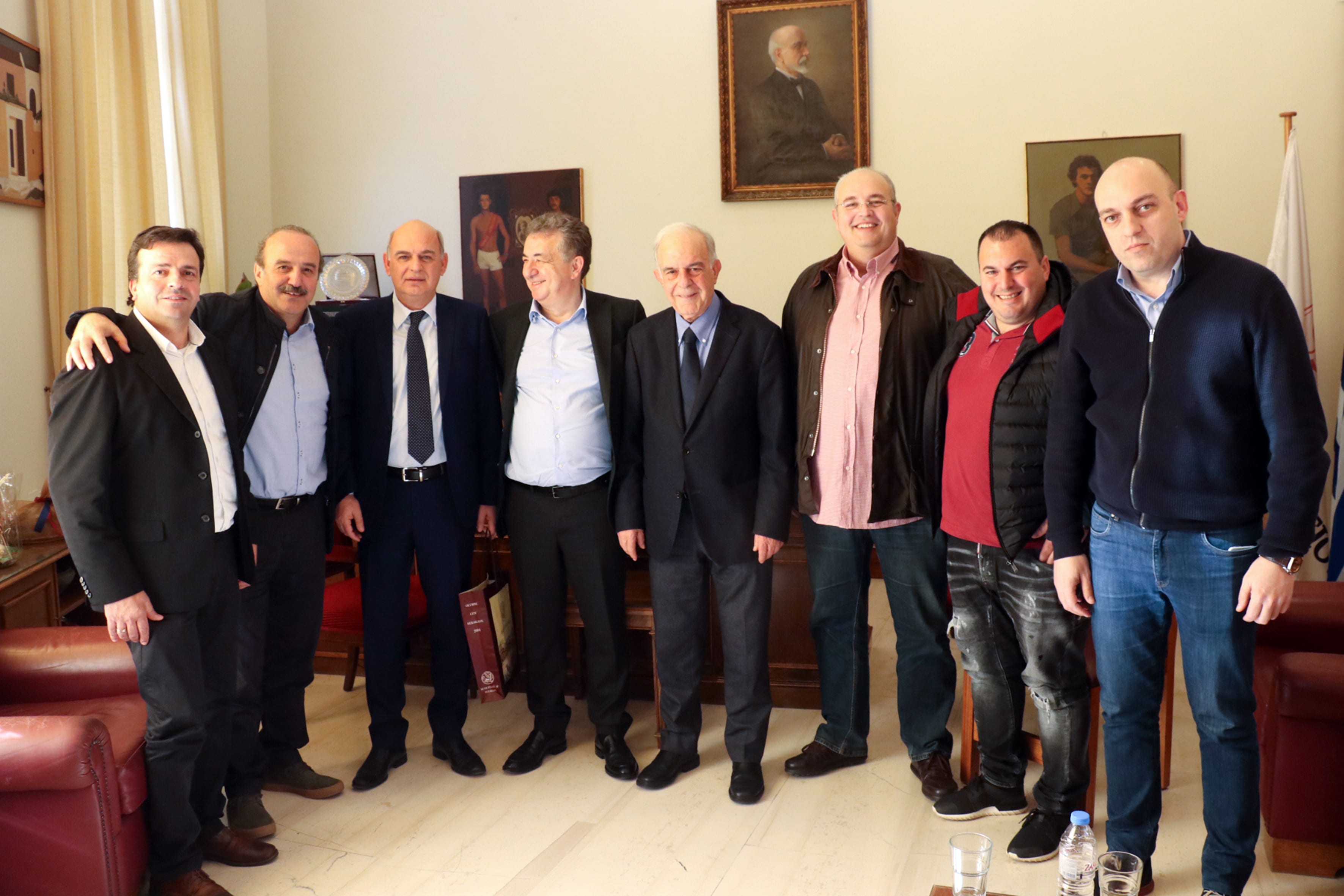 Πολύ κοντά σε οριστική συμφωνία για να γίνει το Παγκρήτιο η έδρα της Εθνικής Ελλάδος . Συνάντηση με τον πρόεδρο της Ελληνικής Ποδοσφαιρικής Ομοσπονδίας ....