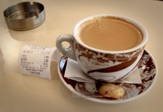 Η αύξηση της φορολογίας μείωσε την κατανάλωση καφέ στην Ελλάδα . Η επιβολή του Ειδικού Φόρου Κατανάλωσης έφερε .....