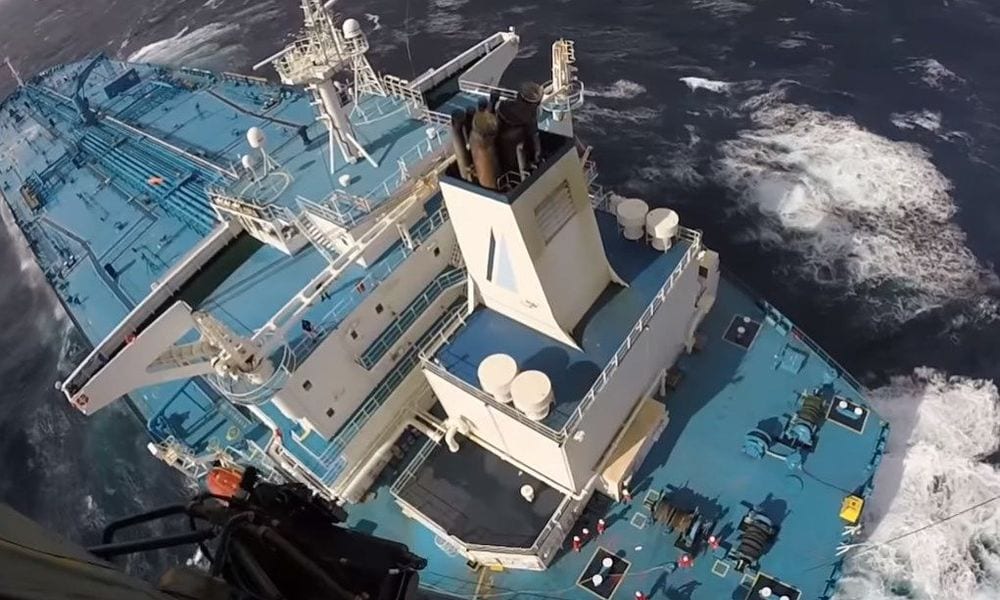 Η εντυπωσιακή διάσωση Έλληνα καπετάνιου στον Ατλαντικό [Video] . Βίντεο με την επιχείρηση διάσωσης και αεροδιακομιδής .....