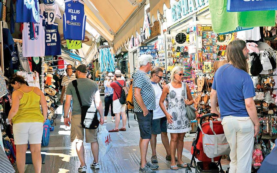 Πόσα ξόδεψαν οι τουρίστες στην Κρήτη το 2018 . "Καμπανάκι" από τα στοιχεία δαπάνης ανά επίσκεψη - της Τράπεζας της Ελλάδας - για τις 13 Περιφέρειες της χώρας .....