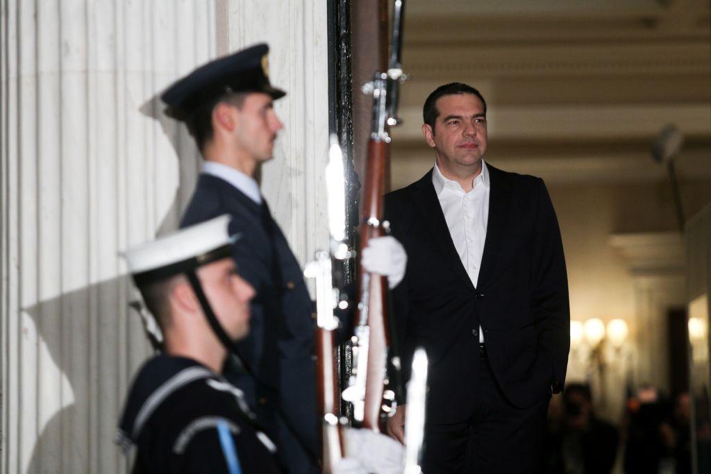 Η «αυλή» του Αλέξη Τσίπρα . Οι νέοι «Τσιπροφύλακες»: Η «αυλή» του πρωθυπουργού που θα τον προστατεύει στα δύσκολα ..... Η γκρίνια που υπάρχει στον ΣΥΡΙΖΑ .....