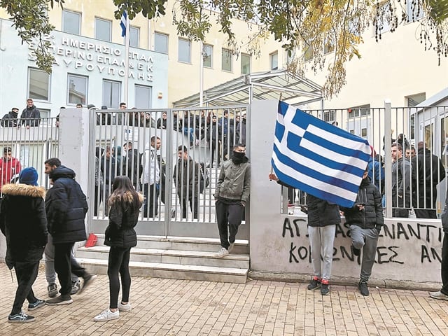 Γυμνάσια και λύκεια σε διάλυση: Σε απόγνωση οι καθηγητές . Ο κίνδυνος της διάλυσης προ των σχολικών θυρών – Η παρατεταμένη οικονομική κρίση και το πρόσφατο .....