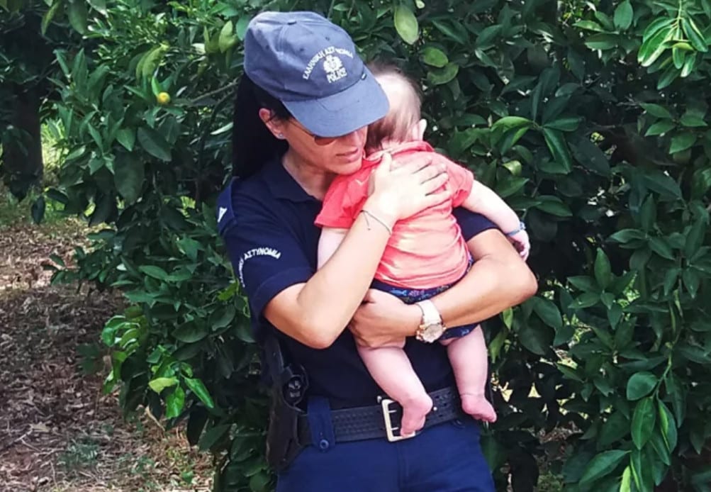 Ό,τι πιο γλυκό είδαμε! Γυναίκα Αστυνομικός στο Ναύπλιο ηρεμεί μωρό μετά από τροχαίο!Το μωράκι έκλαιγε χωρίς σταματημό στα χέρια του πατέρα του ...........