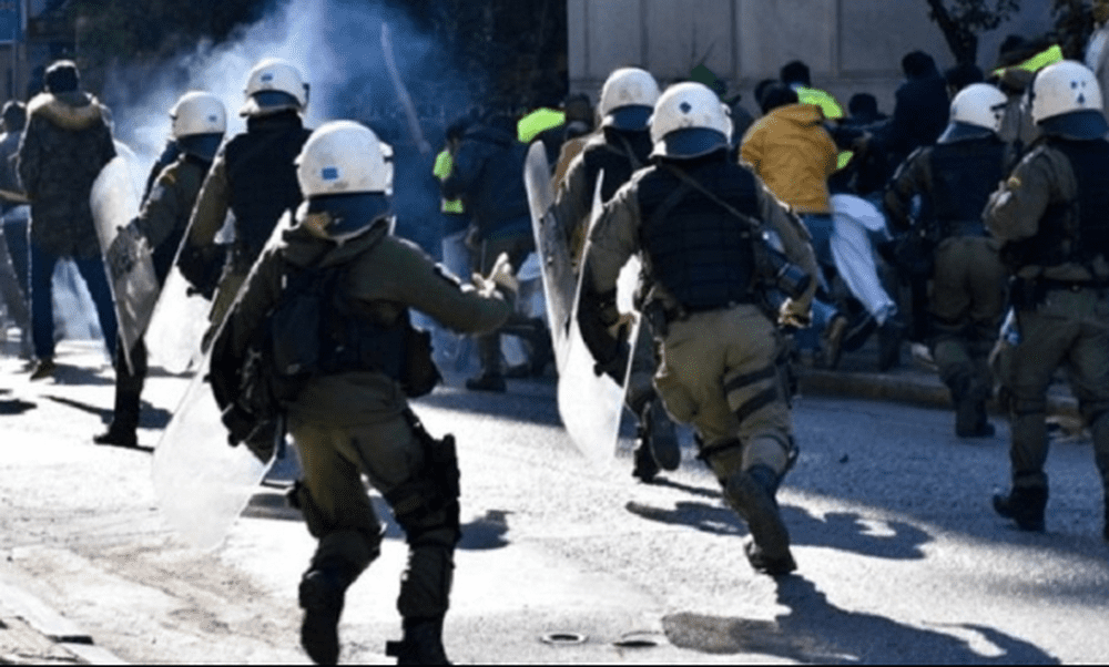 Οι επιθέσεις κατά των αστυνομικών σημειώθηκαν πριν και μετά την ποδοσφαιρική αναμέτρηση στο γήπεδο του Κορυδαλλού