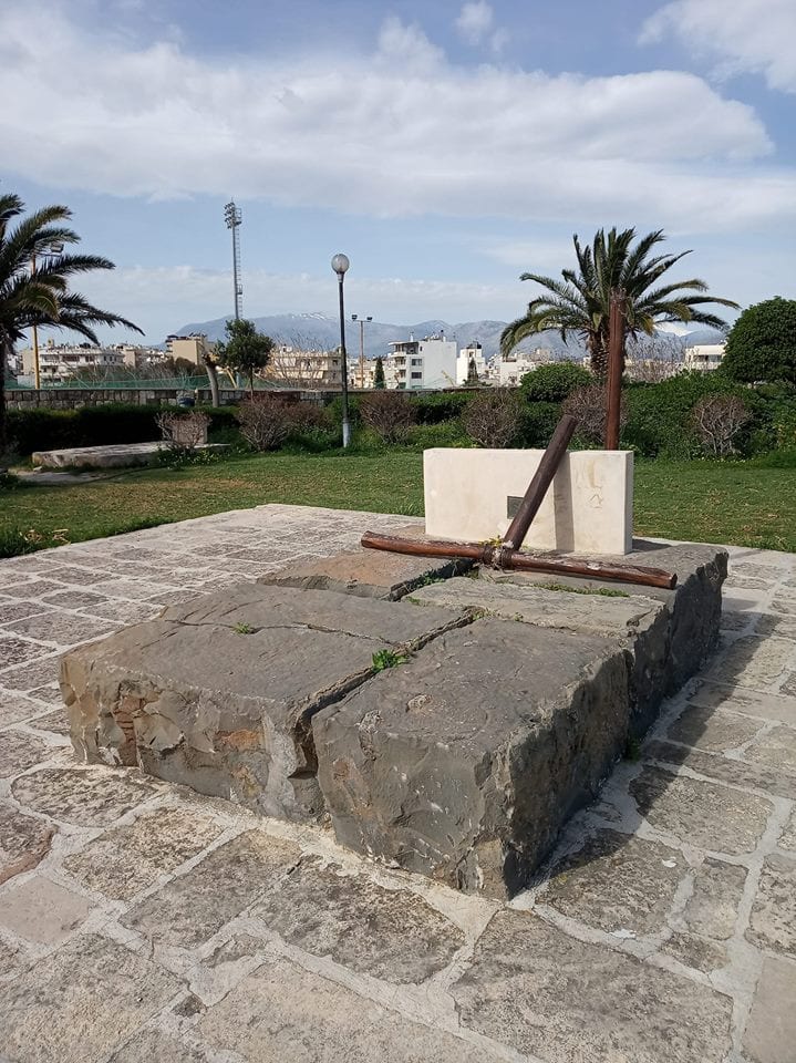 Ηράκλειο: Έσπασε ο σταυρός από τον τάφο του Καζαντζάκη. Σήμερα το πρωί ένας Ηρακλειώτης πήγε να επισκεφτεί τον τάφο του Καζαντζάκη...