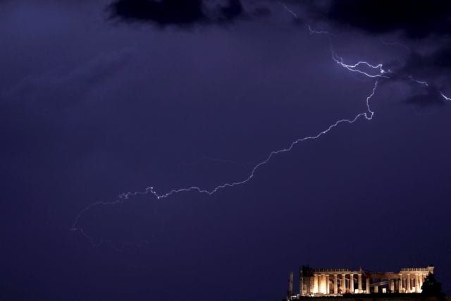 Κεραυνός έπεσε στην Ακρόπολη – Τέσσερις τραυματίες. Το ξαφνικό μπουρίνι που έπληξε την Αθήνα ήταν αιτία για ένα απρόσμενο περιστατικό...
