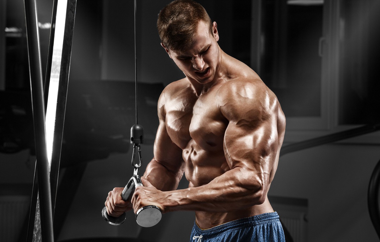 poza-fitnes-muscle-myshtsy-atlet-trenazhery-bitseps-trenaz-1