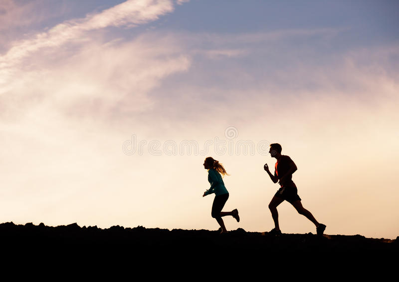 silhouette-man-woman-running-jogging-together-sunset-men-women-wellness-fitness-politikakritis