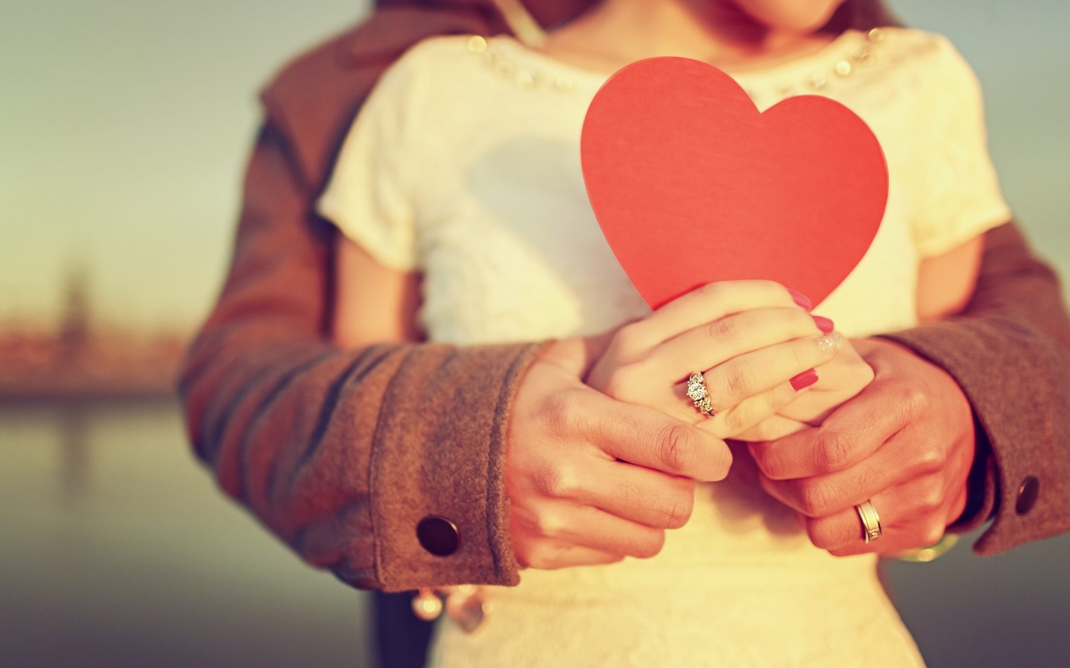Couple-love-heart-hands-Politikakritis