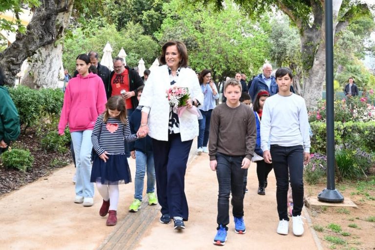 H Ντόρα Μπακογιάννη στο Δημοτικό Κήπο Χανίων