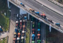 Στα ύψη η πολιτική αντιπαράθεση με φόντο τα αγροτικά μπλόκα