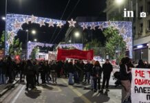 «Κανένας Δεκέμβρης δεν τελείωσε ποτέ» – Χημικά και ένταση στην πορεία μνήμης για τον Αλέξανδρο Γρηγορόπουλο, τα ΜΑΤ έκλεισαν το δρόμο προς το μνημείο