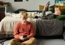 Γεμάτοι στρες οι σημερινοί έφηβοι – Βοηθά πολύ εάν «ξεκολλήσουν» από τις οθόνες