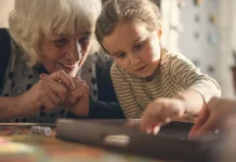 Οι παππούδες που «κρατούν» τα εγγόνια έχουν πιο δυνατό μυαλό – Κινδυνεύουν λιγότερο από άνοια