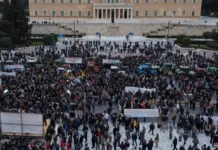 Πανελλαδικό αγροτικό συλλαλητήριο: Έξω από τη Βουλή τα τρακτέρ, οι αγρότες θα διανυκτερεύσουν στο Σύνταγμα