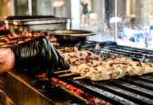 Σουβλάκι από «χρυσό»: Είναι ακόμα το «λαϊκό φαγητό»;