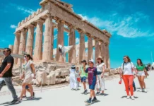 Τι αλλάζει στις ταξιδιωτικές συνήθειες ο πόλεμος στο Ιράν -Οι προβλέψεις για την τουριστική περίοδο στην Ελλάδα