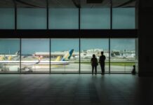 Αεροδρόμιο Ηρακλείου: Τέλος στο «πορτάκι της ντροπής» – Η λύση που βάζει φρένο στις ουρές
