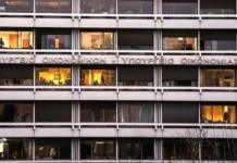 Πακέτο μέτρων 800 εκατ. ευρώ: Επιδόματα για οικογένειες και νέοι κανόνες στα Airbnb
