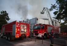Περιορίστηκε η πυρκαγιά εντός του κτιρίου του θεάτρου Μπάντμιντον – Ενισχύθηκαν οι πυροσβεστικές δυνάμεις