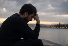 3 καθημερινές συνήθειες που μας κρατούν μακριά από την ευτυχία, σύμφωνα με την Ψυχολογία