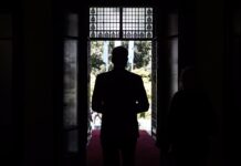 Πολιτικός «σεισμός» για τα περί διαρροής προσωπικών δεδομένων του πρωθυπουργού σε πλατφόρμες