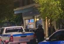 Νίκαια: Έληξε το θρίλερ με τον άνδρα που κρατούσε όμηρο τη σύντροφό του – Τι λέει στο tanea.gr ο 49χρονος