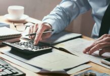 Ελεύθεροι επαγγελματίες: Τρεις φοροανατροπές σε δύο δόσεις