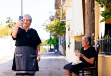 Οι viral Κρητικές γιαγιάδες ξαναχτυπούν και τα βάζουν με το… χαζόGPT – Δείτε το νέο σποτ του Ημιμαραθωνίου Κρήτης