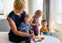 «Νταντάδες της Γειτονιάς»: Πάνω από 6.800 εγκεκριμένες αιτήσεις, αλλά το πρόγραμμα «μπουσουλάει» – Ξεκίνησαν οι πρώτες πληρωμές