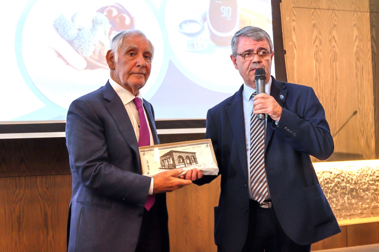 Από τη βράβευση του Διονύση Φιλιώτη από την Ελληνική Διαβητολογική Εταιρεία στο Ρέθυμνο, για την πολυετή προσφορά του στο φάρμακο και στην Υγεία.