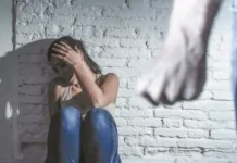Έμφυλη βία: Τα σημάδια μιας κακοποιητικής σχέσης πριν από τη σωματική βία