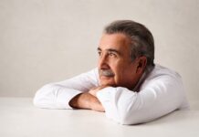 Λάκης Λαζόπουλος στα «ΝΕΑ»: «Μην ανησυχείτε για τη σάτιρα, να ανησυχείτε για την πραγματικότητα!»