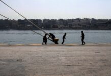 Τραγωδία στο λιμάνι του Πειραιά με πτώση ΙΧ στη θάλασσα – Ένας άνδρας νεκρός, δύο εγκλωβισμένοι